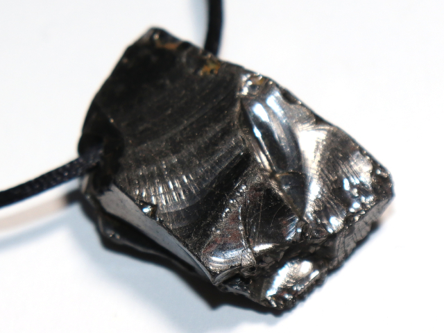 Edel-Shungit mit Band oder Silber 925