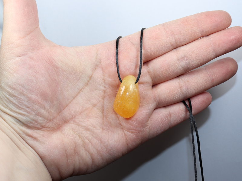 Orangencalcit mit Band oder Silber 925