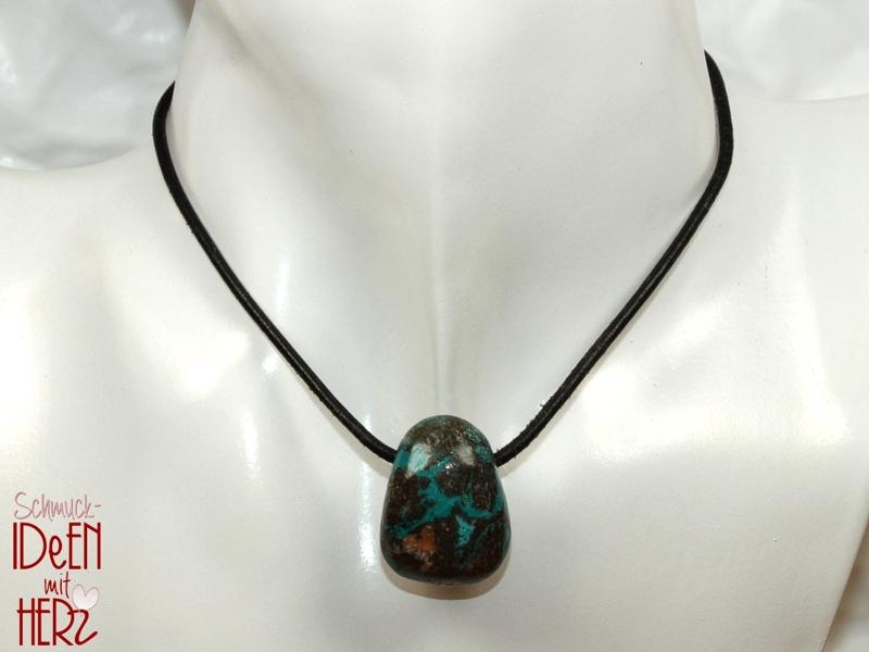 Chrysocolla on cord