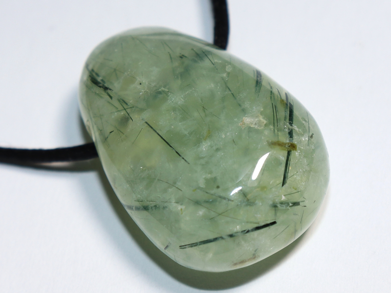 Prehnit mit Epidot mit Band oder Silber 925