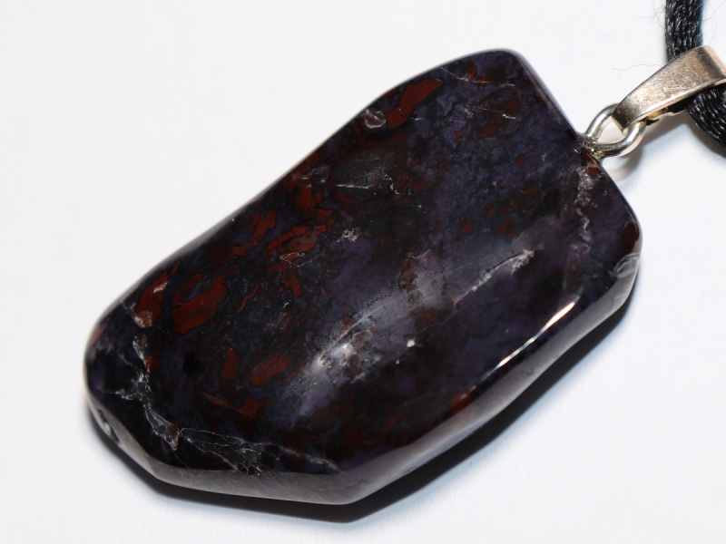 Sugilith mit Band oder Silber 925