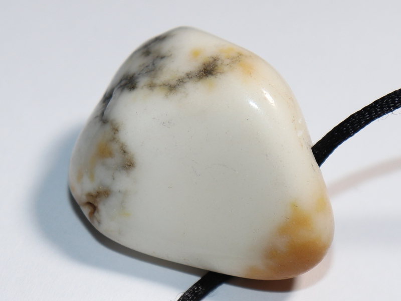 Howlith mit Band oder Silber 925