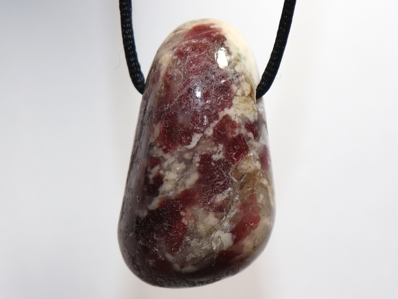 Eudialyt in Syenit mit Band oder Silber 925