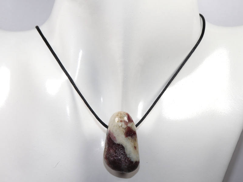 Eudialyt in Syenit mit Band oder Silber 925