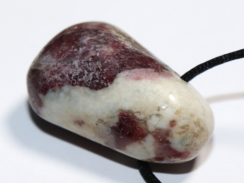 Eudialyt in Syenit mit Band oder Silber 925