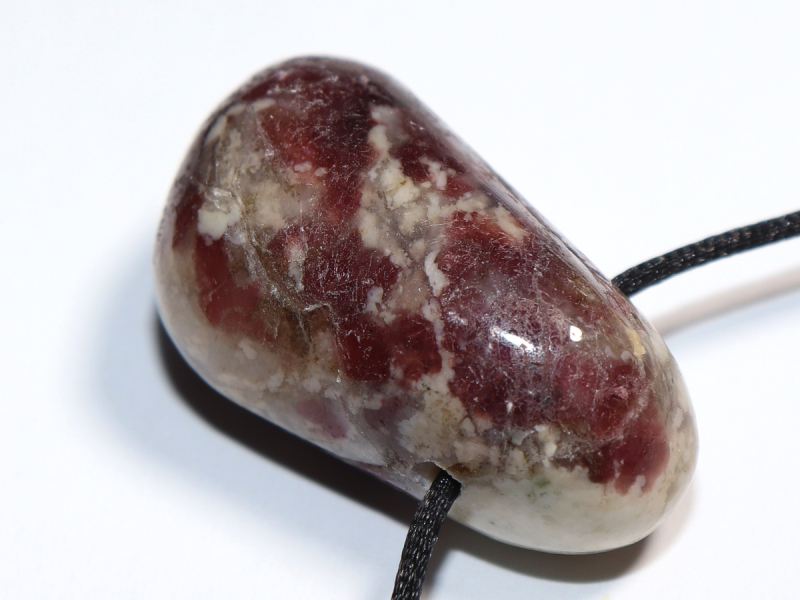 Eudialyt in Syenit mit Band oder Silber 925