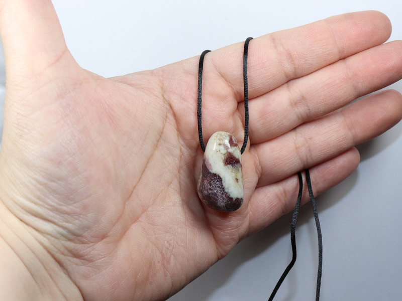 Eudialyt in Syenit mit Band oder Silber 925