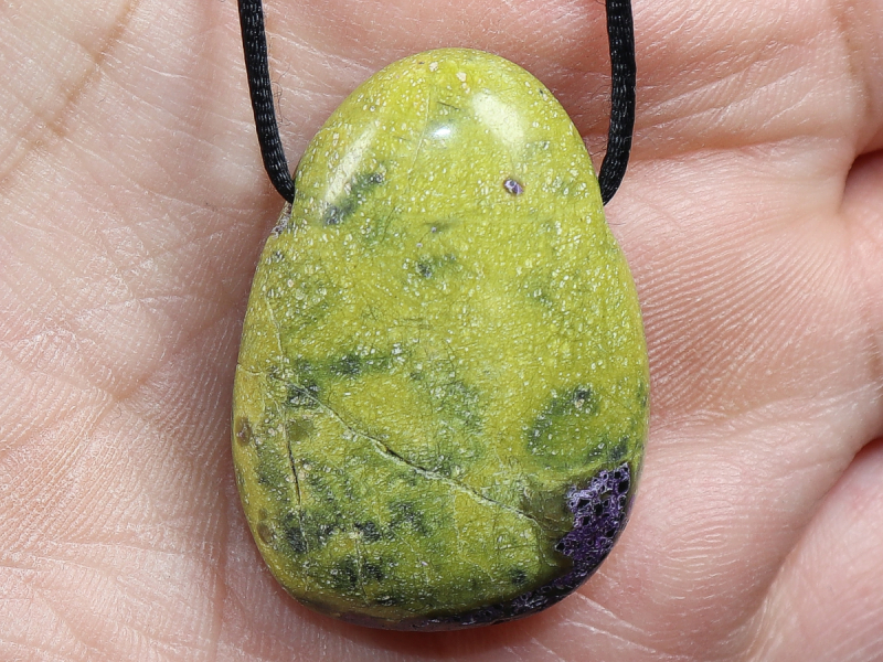 Stichtit in Serpentin mit Band oder Silber 925