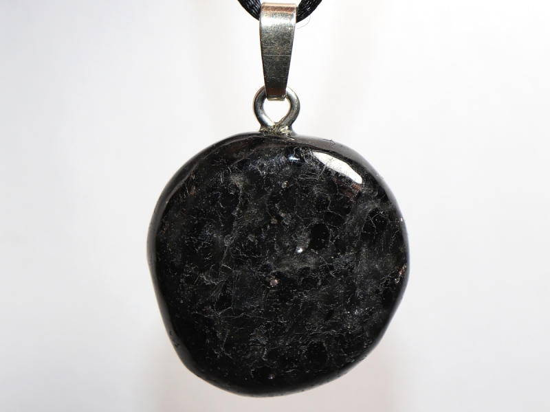 Anthophyllit mit Band oder Silber 925