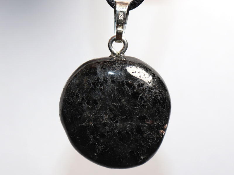 Anthophyllit mit Band oder Silber 925