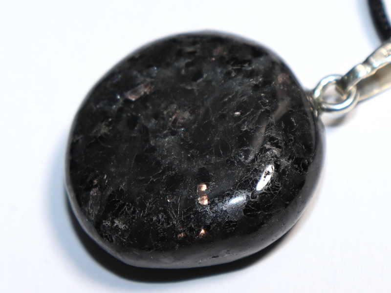 Anthophyllit mit Band oder Silber 925