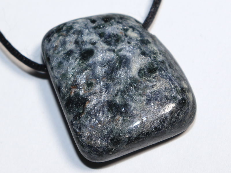 Glaukophan mit Band oder Silber 925