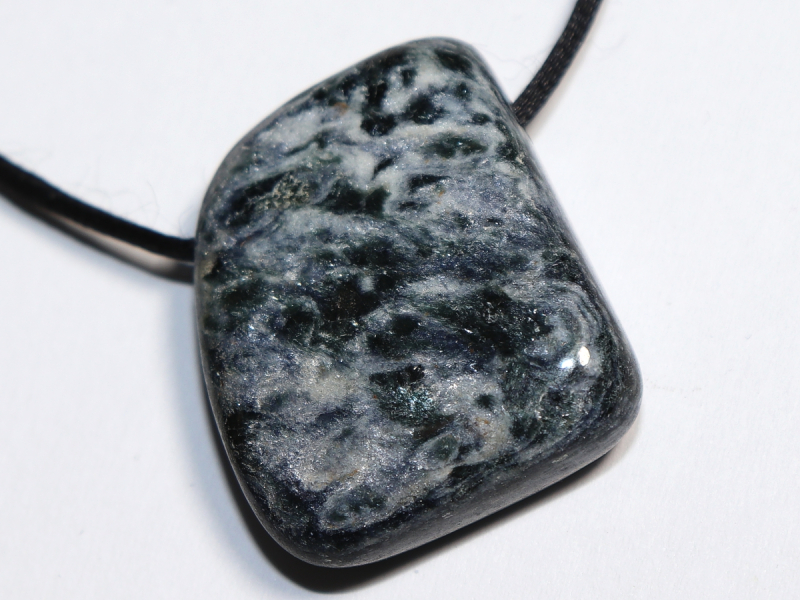 Glaukophan mit Band oder Silber 925