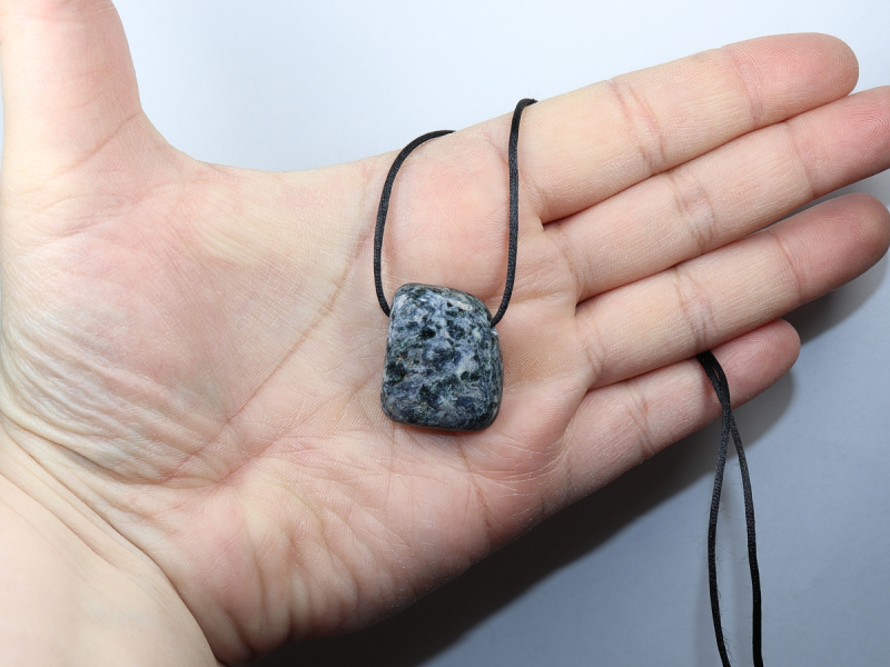 Glaukophan mit Band oder Silber 925