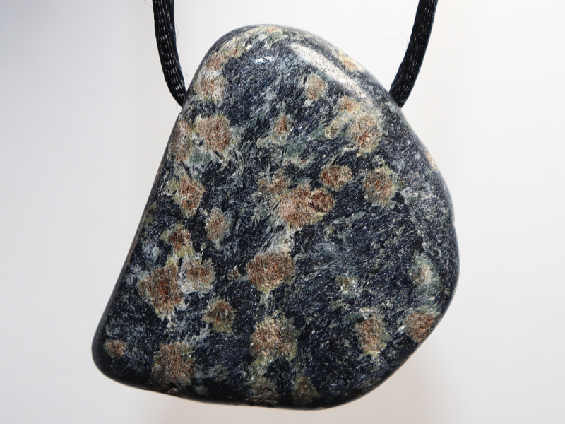 Glaukophan mit Band oder Silber 925