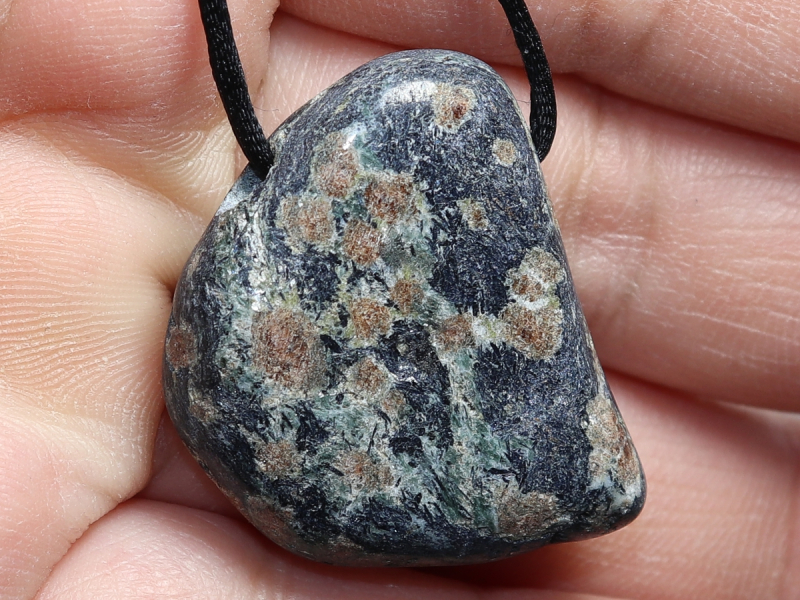 Glaukophan mit Band oder Silber 925