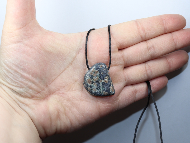 Glaukophan mit Band oder Silber 925