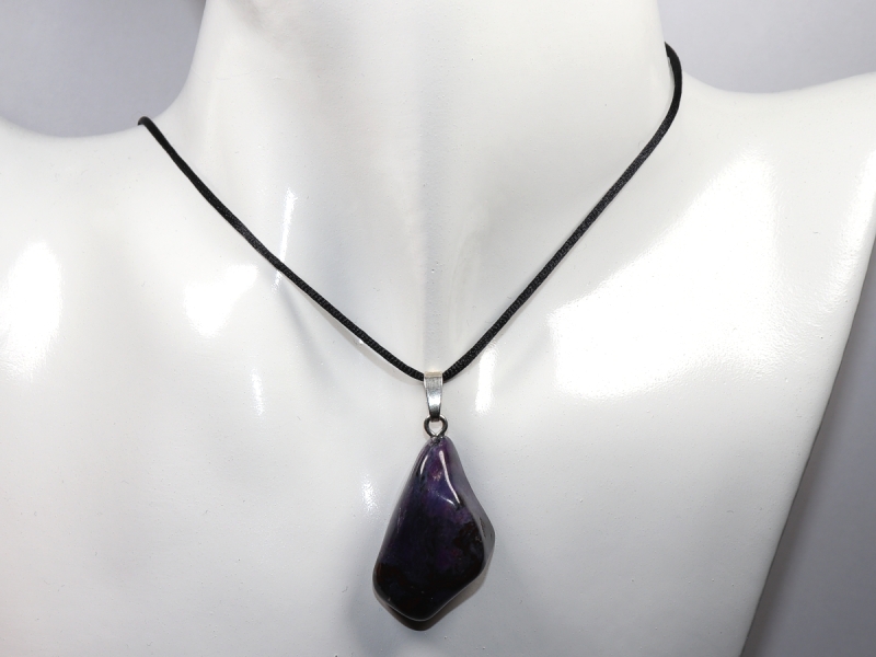 Sugilith mit Band oder Silber 925