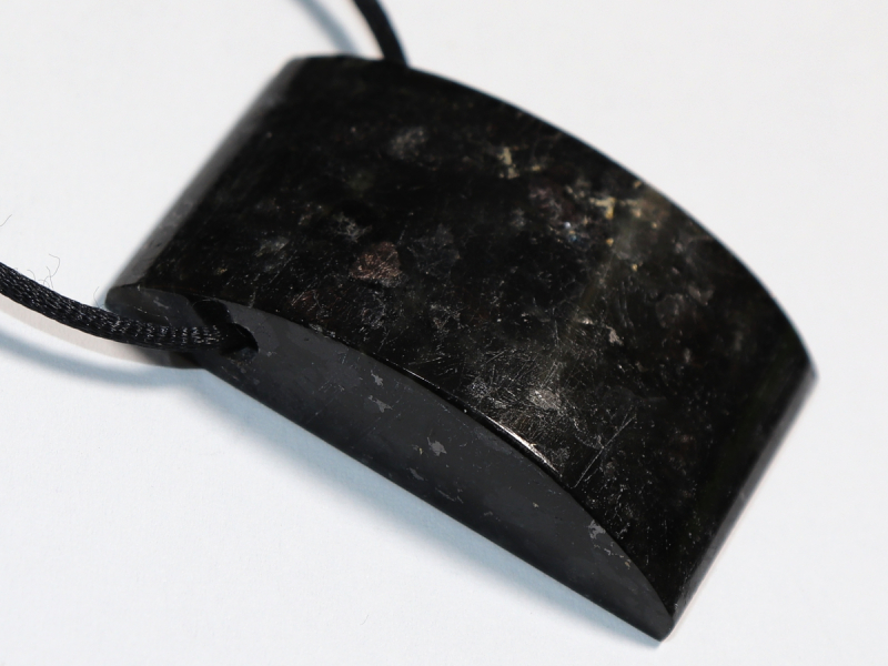 Amphibolit mit Band oder Silber 925