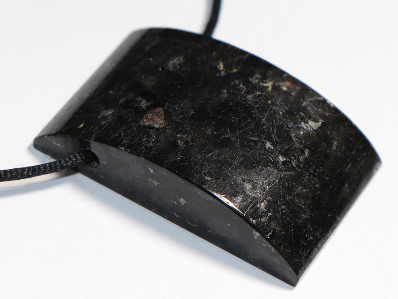 Amphibolit mit Band oder Silber 925