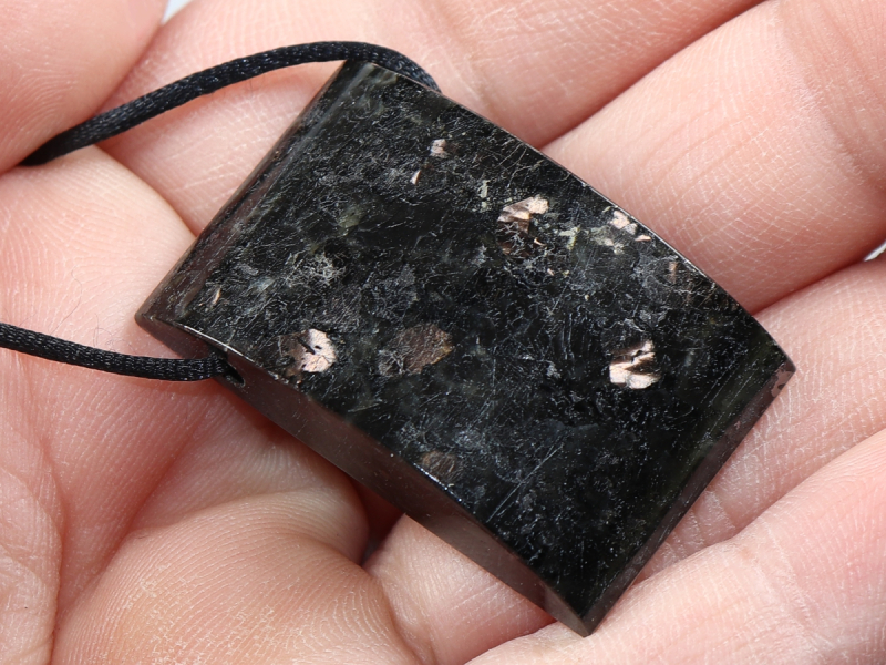 Amphibolit mit Band oder Silber 925