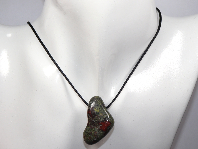 Drachenblut-Jaspis mit Band oder Silber 925