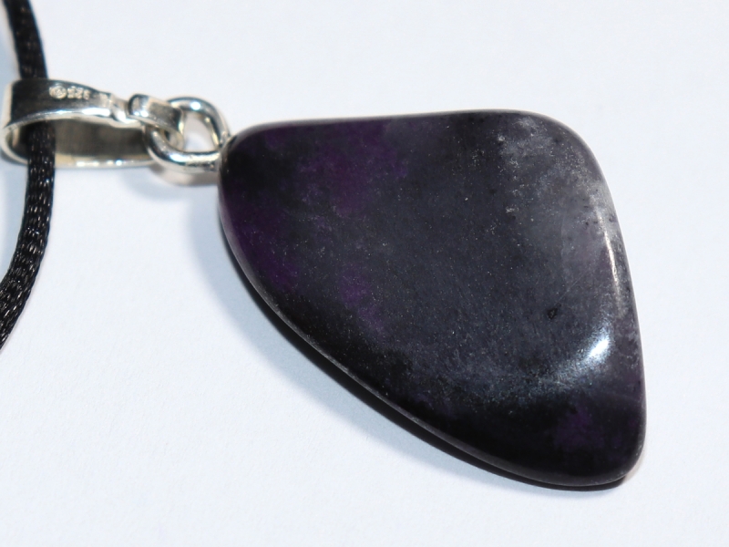 Sugilith mit Band oder Silber 925