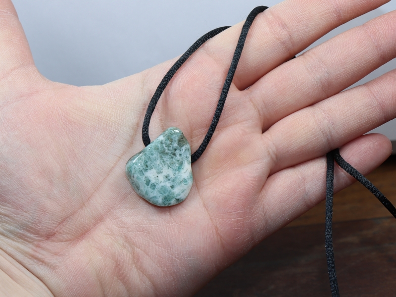 emerald in quartz with cord or silver 925
