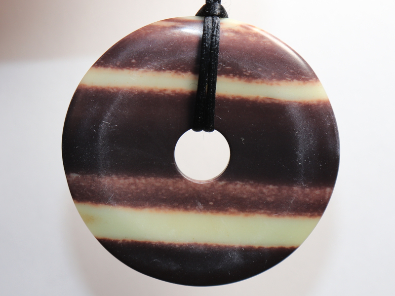 Schwarzband-Jaspis mit Band