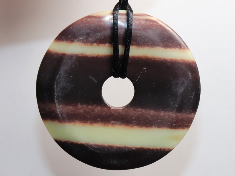 Schwarzband-Jaspis mit Band