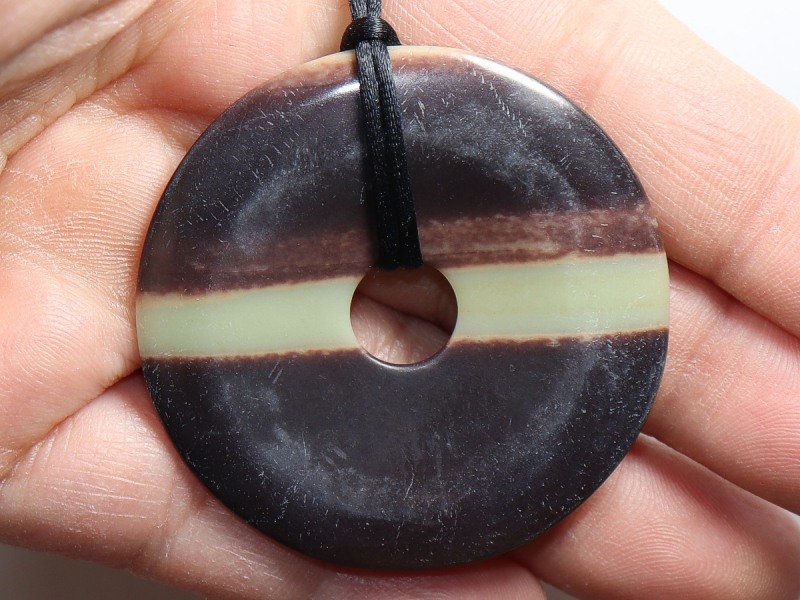 Schwarzband-Jaspis mit Band