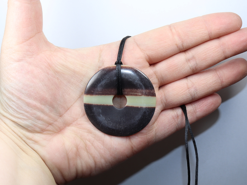 Schwarzband-Jaspis mit Band