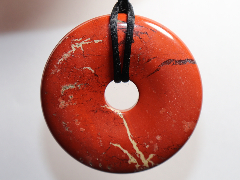 roter Jaspis mit Band