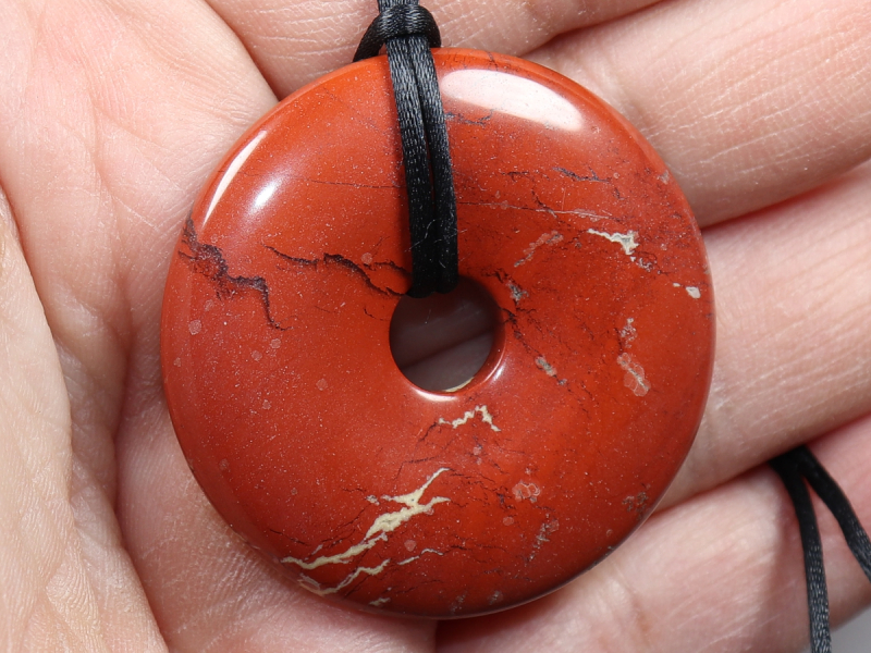 roter Jaspis mit Band