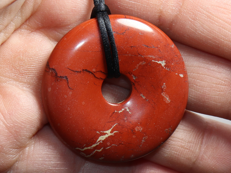 roter Jaspis mit Band