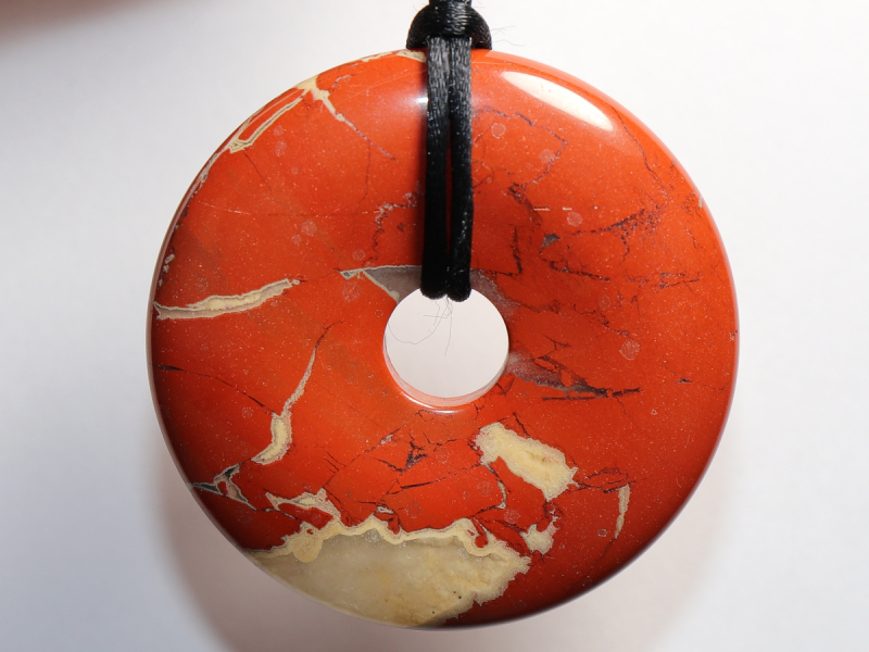 roter Jaspis mit Band