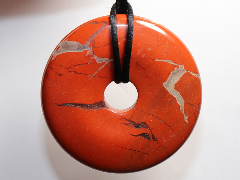 roter Jaspis mit Band