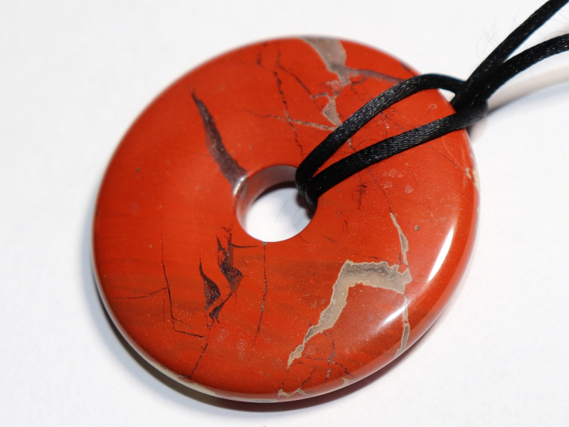 roter Jaspis mit Band