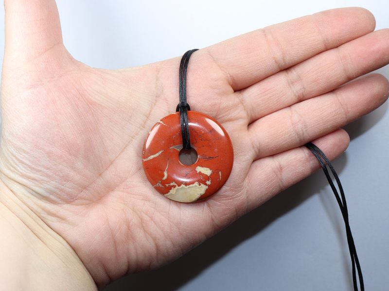 roter Jaspis mit Band