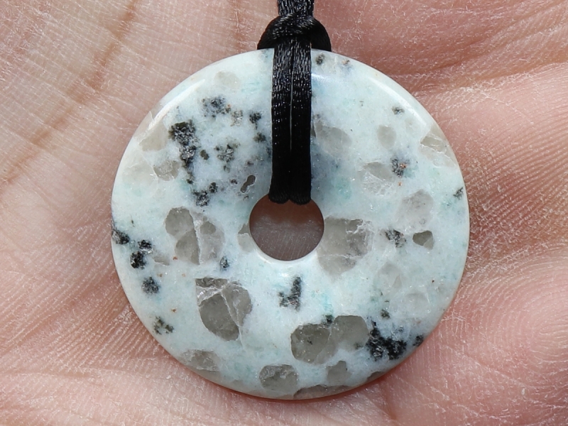 kiwi stone with cord