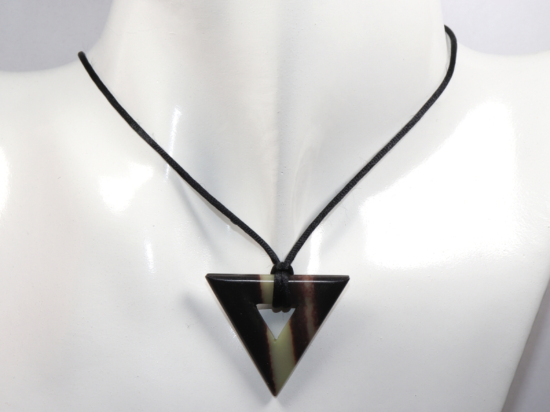 Schwarzband-Jaspis mit Band