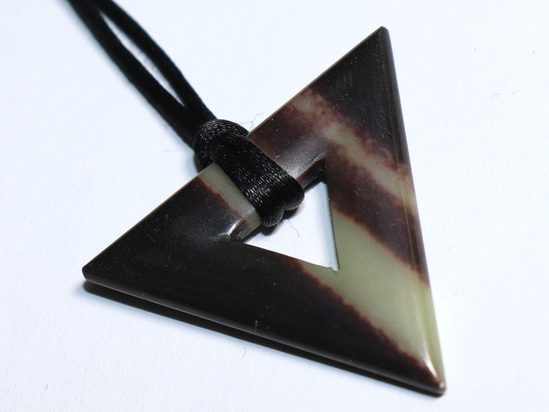 Schwarzband-Jaspis mit Band