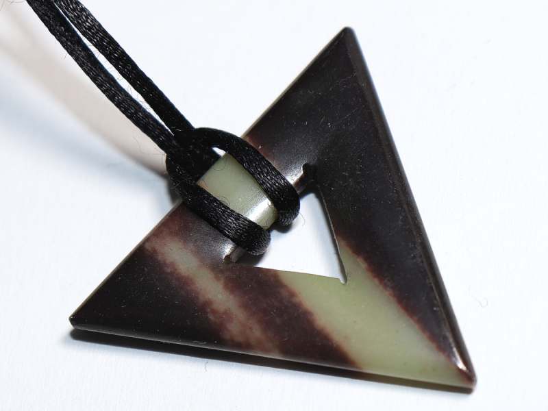 Schwarzband-Jaspis mit Band