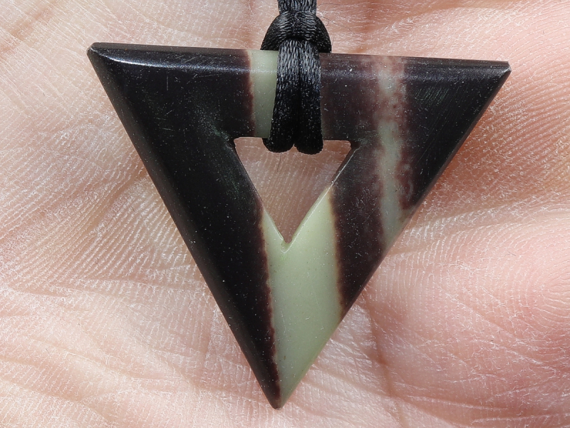 Schwarzband-Jaspis mit Band