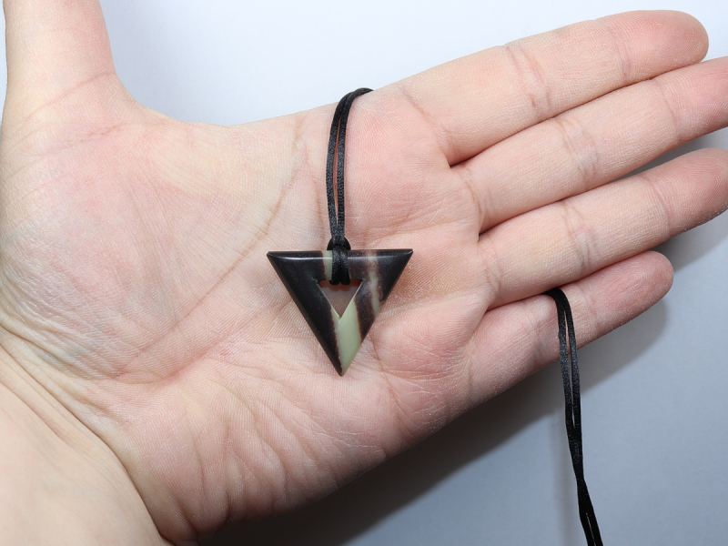 Schwarzband-Jaspis mit Band