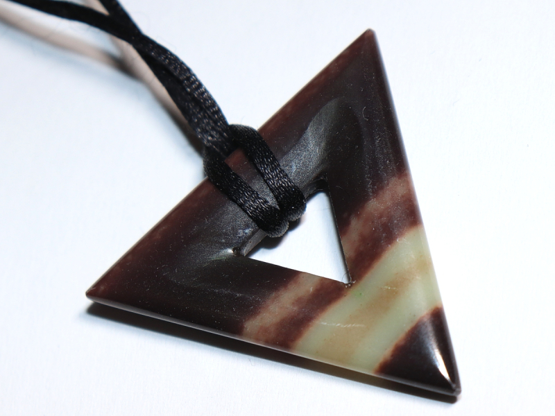 Schwarzband-Jaspis mit Band