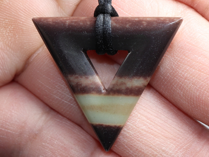 Schwarzband-Jaspis mit Band