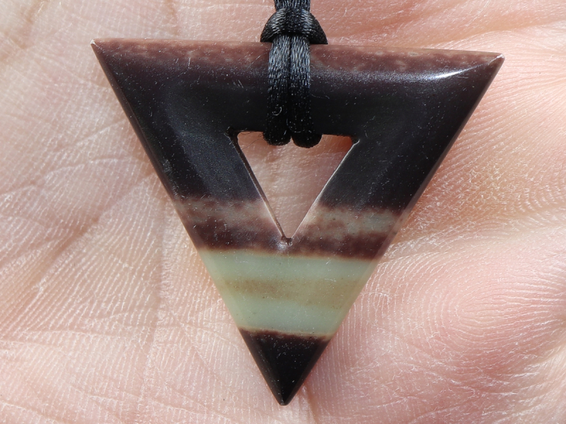 Schwarzband-Jaspis mit Band