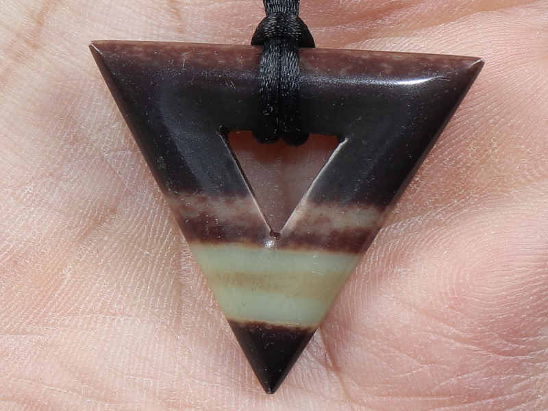 Schwarzband-Jaspis mit Band