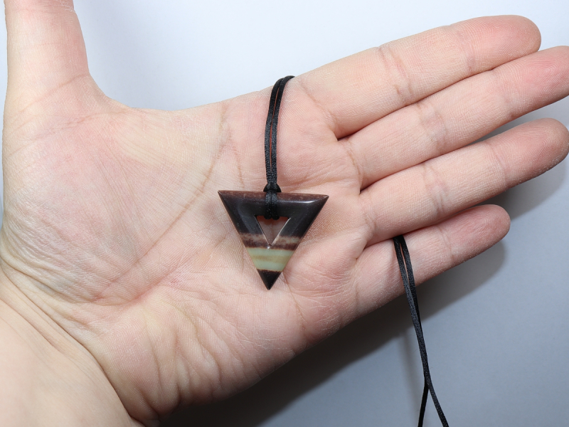 Schwarzband-Jaspis mit Band